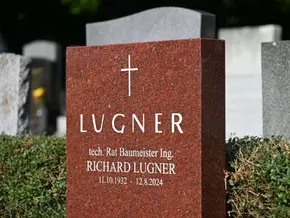 Familie trauert am ersten Todestag von Lugner in Stille