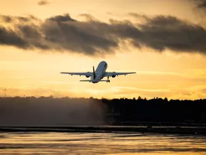 Airlines bitten Passagiere für Handgepäck zur Kasse