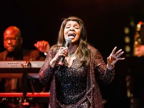 Gloria Gaynor wohnt mit Freundin in “Golden Girls”-WG