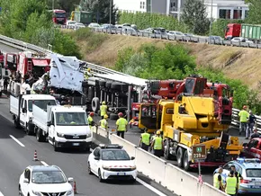 Massenkarambolage auf der A1: Drei Personen sterben in RTW