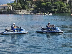 Touristen umgehen Absperrung am Gardasee