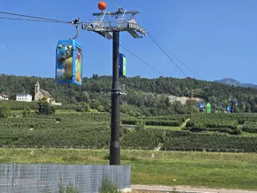 Erste Apfel-Seilbahn der Welt spart über 5000 Lkw-Fahrten