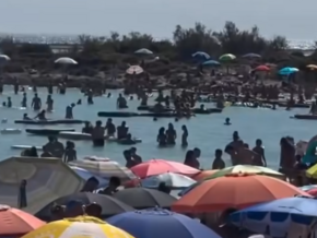 Urlauber machen Sandbank zur privaten Badeoase vor Italiens Küste