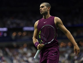 Alcaraz braust in dritte US-Open-Runde, Djokovic mühevoll
