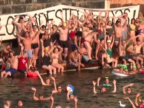 Demo in Bikini und Badehose
