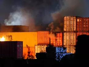 Fünf Verletzte bei Großfeuer im Hamburger Hafen