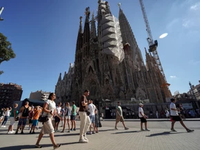 Berühmte Sagrada Familia in Barcelona mit Farbe beschmiert