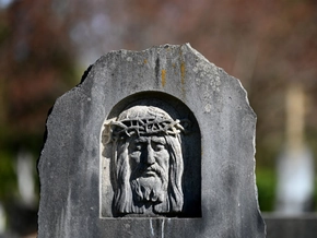 Deutscher auf Friedhof von Grabstein eingeklemmt