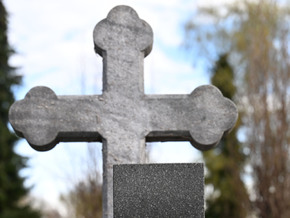 Kärntnerin sorgt auf Friedhof für Empörung im Netz