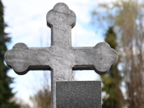Kärntnerin sorgt auf Friedhof für Empörung im Netz