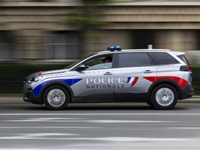 Auto raste in Frankreich in Menschengruppe, eine Person tot