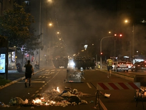 Demonstranten in Serbien attackieren SNS-Zentrale in Belgrad