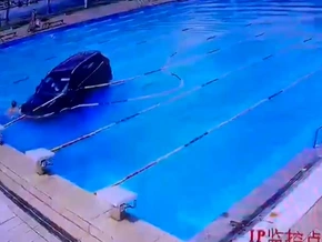 Falsch geparkt: SUV landet im Pool