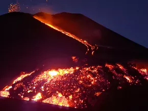 Ätna speit wieder Feuer und Asche