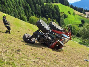 68-jähriger Bauer unter Fahrzeug eingeklemmt