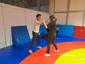 Selbstverteidigung und Boxfitness im Kapuzinerpark in Bozen