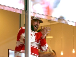 Swift und Kelce zeigen sich nach Verlobung im Stadion