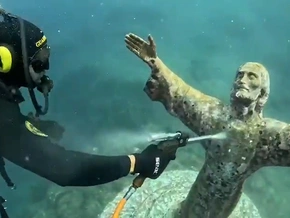 Putztag unter Wasser: Taucher säubern Christusstatue