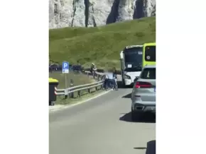 Verkeilte Busse: Chauffeure prügeln sich auf Passstraße