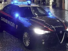 Jugendliche demolieren Streifenwagen der Carabinieri