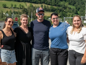 Skistar Dominik Paris auf Baustellenbesuch in Ratschings