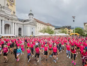 Ein pinkes Meer an Frauen bewegt die Stadt