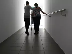 AGB/Cgil warnt vor neuen Berufsprofilen im Pflegebereich