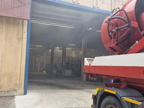 Containerbrand in einer Lagerhalle in Branzoll