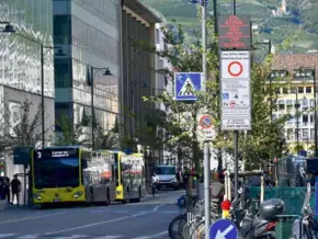 Ab jetzt wird gestraft: Südtiroler Straße wird “ZTL”-Zone