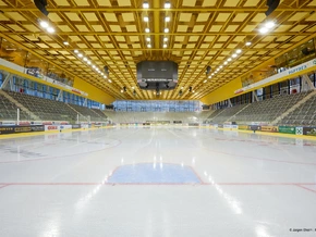 Sanierung am Dach der Intercable Arena in Bruneck