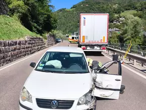 Barbian: Südtirolerin fährt auf Lastwagen auf