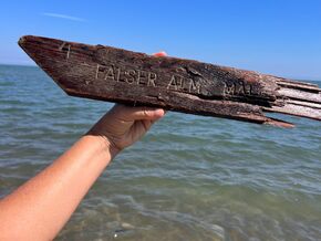Besondere “Flaschenpost”: Touristin entdeckt Wegweiser zu Südtiroler Alm im Meer