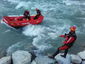 Passanten schlagen Alarm: Frau in Brixen in den Fluss gestürzt