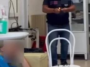 Unglaublich: Notarzt weckt Rettungsfahrer mit Feuerwerkskörper auf