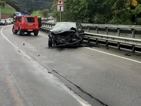 Klausen: Pkw prallt gegen Mauer