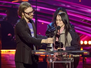 Bruder von Billie Eilish gab Verlobung bekannt