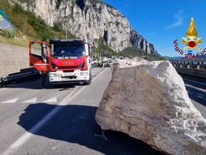 Comer See: Riesiger Felsbrocken donnert auf Straße – VIDEO