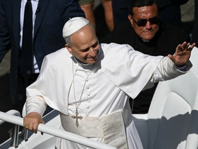 Papst verpasst Kameramann versehentlich Schlag