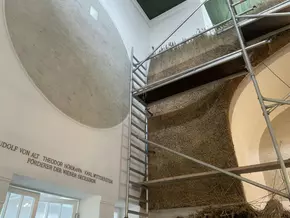 Secession zeigt Filme, hängende Objekte und eine Schilfwand