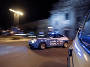Raub und Erpressung: Täter droht mit zerbrochener Flasche