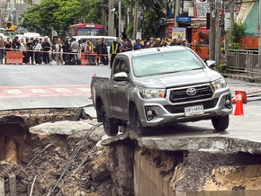 Riesiger Krater nach Straßeneinsturz in Bangkok