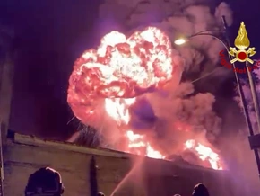 Firmengelände in Flammen – riesiger Feuerball – VIDEO