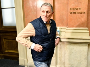 Peter Hochegger will mit Fußfessel als Nachtportier arbeiten