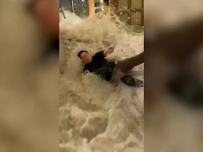 Hongkong: Wassermassen krachen durch Glasfassade ins Hotel – VIDEO