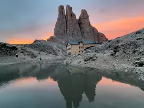 Starkregen in den Dolomiten formt Bergsee über Nacht