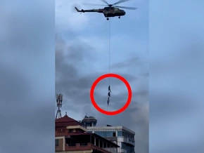 Nepal: Parlamentarier hängen am Hubschrauber