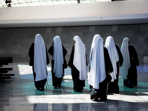 Drei betagte Klosterschwestern als Hausbesetzerinnen