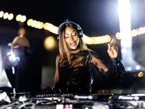 Supermodel Naomi Campbell gibt ihr Debüt als DJane