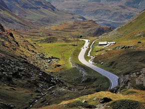 Brite übertreibt es auf Alpenpass gewaltig