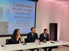 Kulturzentrum Trevi zeigt Fotoausstellung zum Handwerk in Südtirol